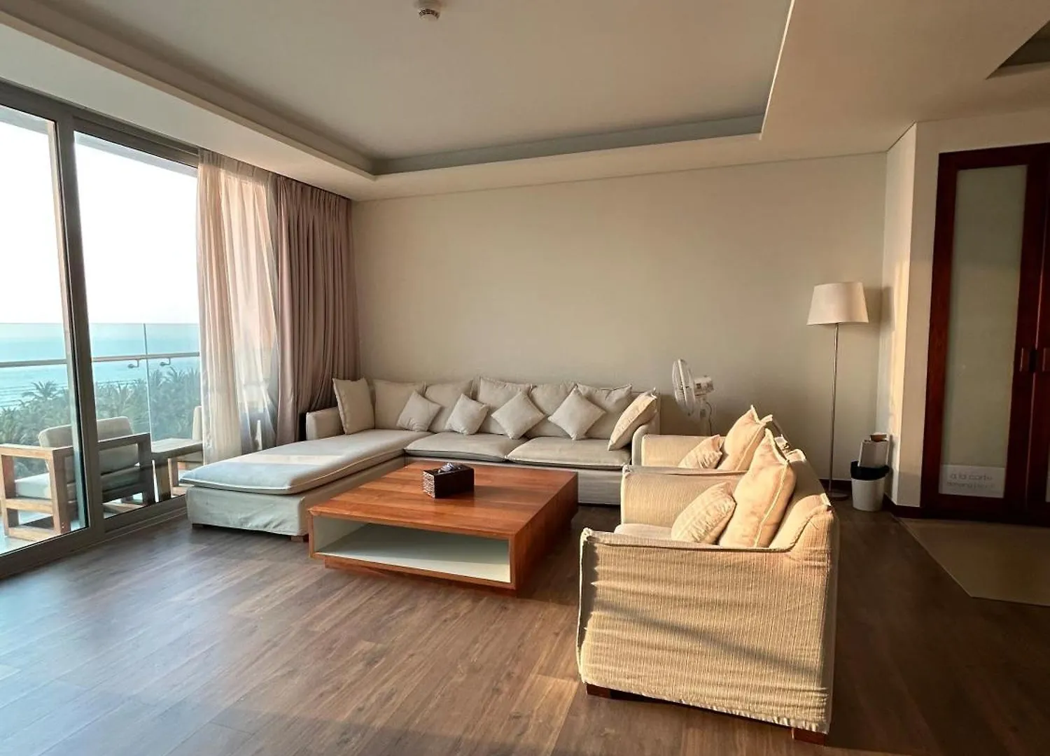 Aparthotel In A La Carte - 2 Bedrooms, 3 Balconies, Seaview, Beachfront, Central, Rooftop Pool Da Nang