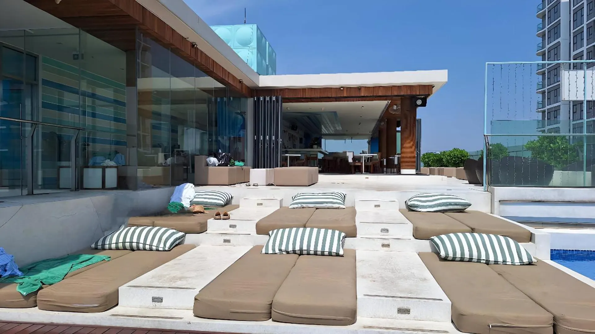Aparthotel In A La Carte - 2 Bedrooms, 3 Balconies, Seaview, Beachfront, Central, Rooftop Pool Da Nang